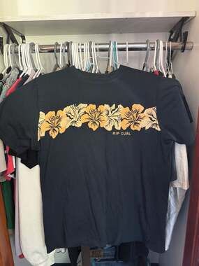 Rip Curl Men's Relaxed Fit Graphic Short Sleeve T-Shirt with Hibiscus Print